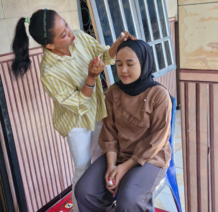 DAPAT BEKAL: Warga RT 5&nbsp; Tanjung Laut mendapatkan ilmu pelatihan tata rias melalui program stimulan RT. (FOTO: ADIEL KUNDHARA)