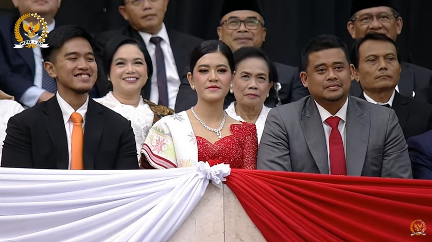 Kaesang Pangarep, Kahiyang Ayu, dan Bobby Nasution duduk di podium khusus bersama para tamu penting lainnya saat pelantikan Presiden Prabowo Subianto dan Wakil Presiden Gibran Rakabuming Raka.