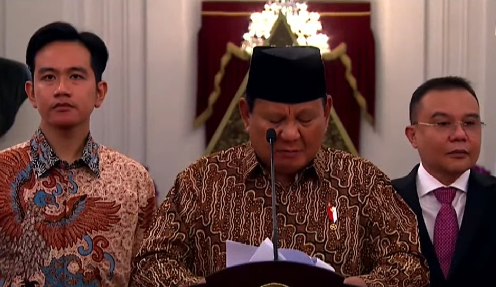 Presiden Prabowo Subianto (tengah) didampingi Wakil Presiden Gibran Rakabuming Raka (kiri) mengumumkan susunan Kabinet Merah Putih, Minggu malam (20/10/2024).