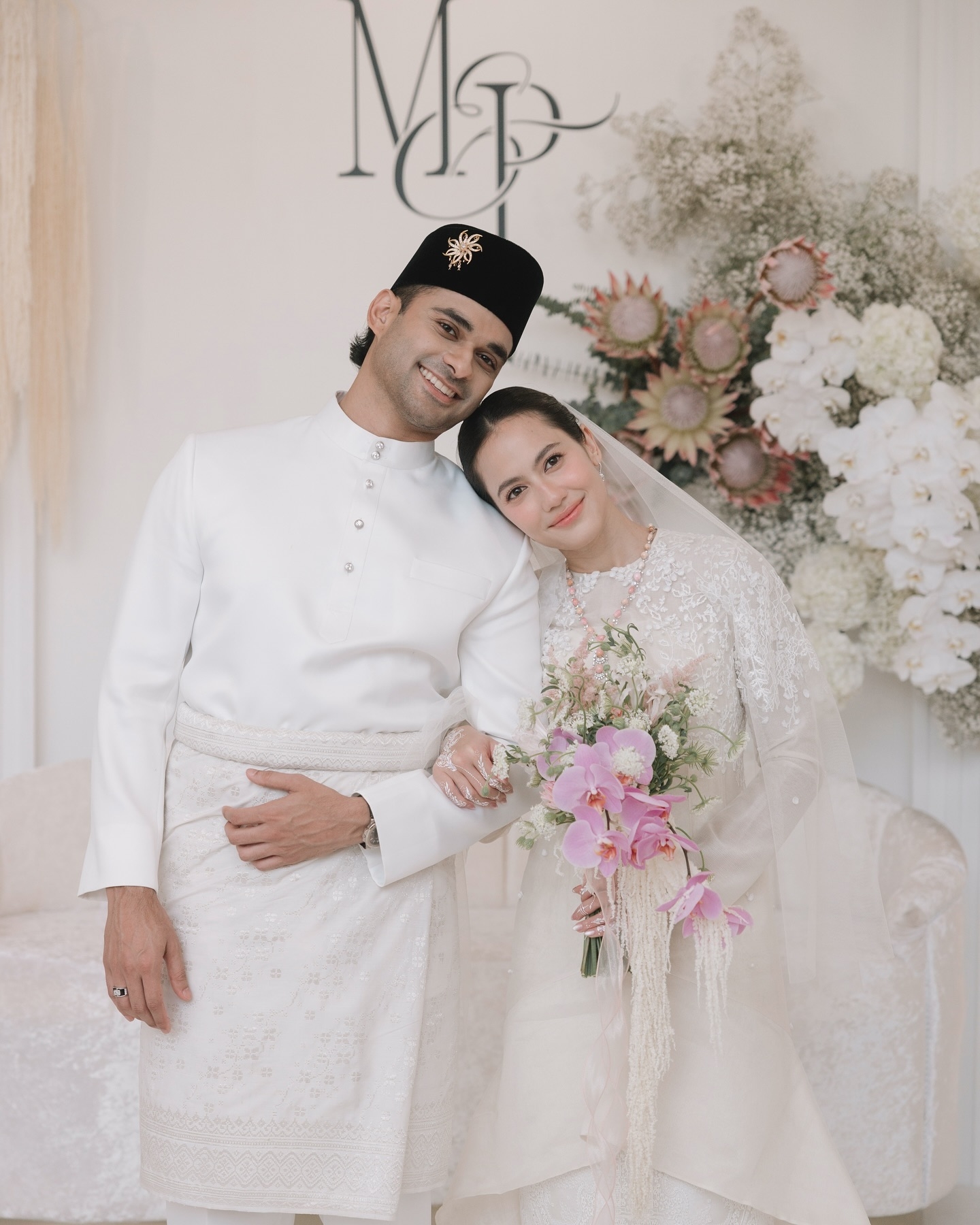 Aktris cantik Pevita Pearce menikah dengan Mirzan Meer, pengusaha tajir dari keluarga konglomerat Malaysia, Minggu (20/10/2024)