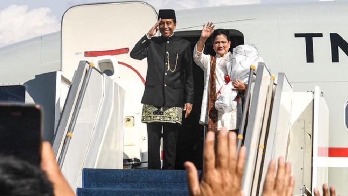 Prabowo Subianto mengantarkan kepulangan Jokowi dan Iriana ke Solo dari Bandara Halim, dihadiri para menteri dan masyarakat.