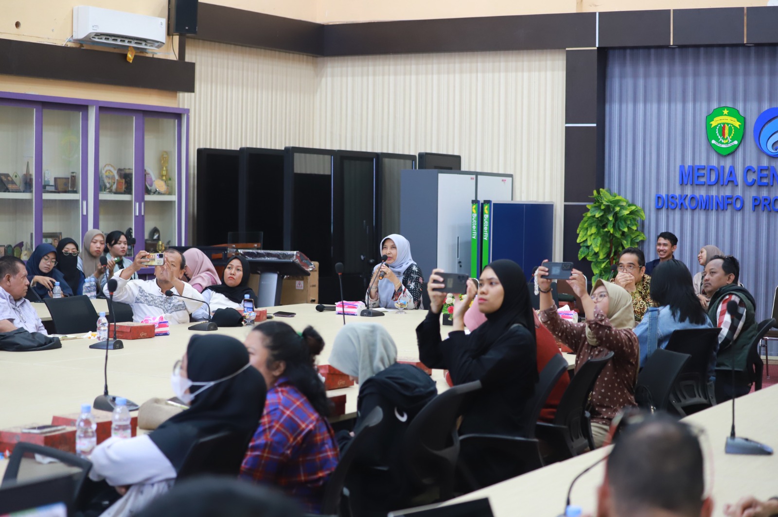 JUMPA PERS: Kepala Bidang Kesehatan Masyarakat (Kesmas) Dinkes Kaltim, Fit Nawati saat kegiatan jumpa pers di Diskominfo Kaltim menjelaskan terkait intervensi tengkes, Jumat (18/10).