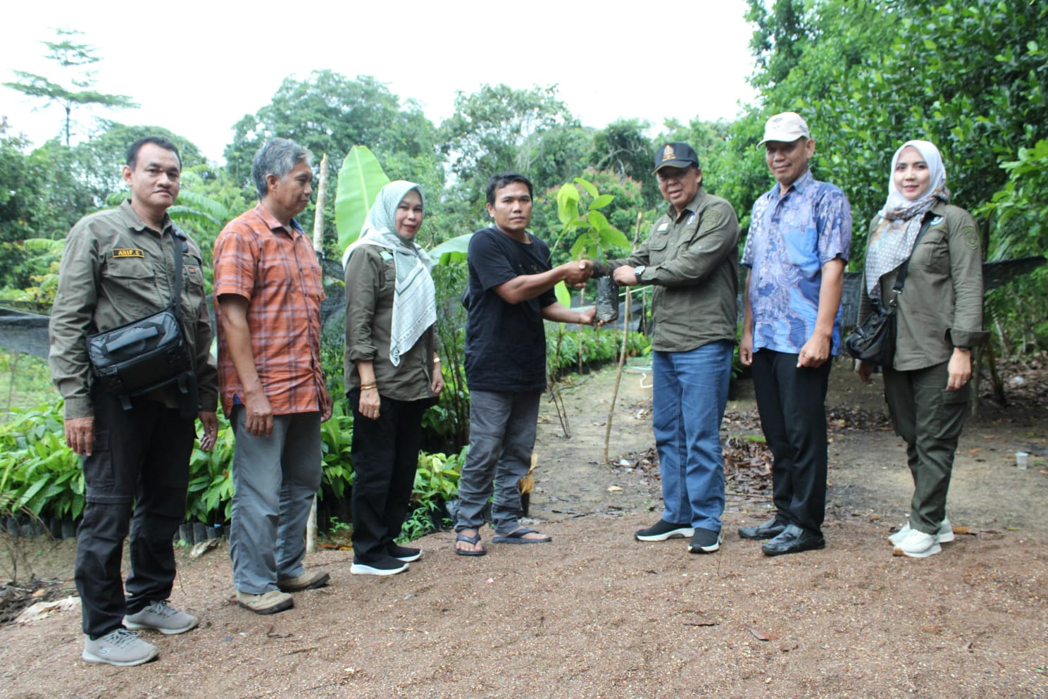 BANTUAN: Kepala Disbun Kaltim Ence Achmad Rafiddin Rizal menyerahkan sejumlah bantuan untuk mendukung sektor pertanian Kabupaten Berau.  &nbsp;