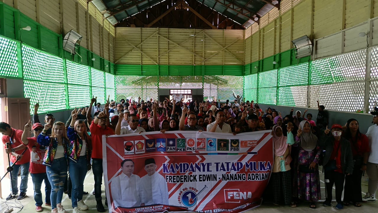 TUTUNG: harga dan pendukung berfoto bersama seusai menyampaikan keluhan tentang kondisi kampung. (FOTO: SUNARDI/KP)