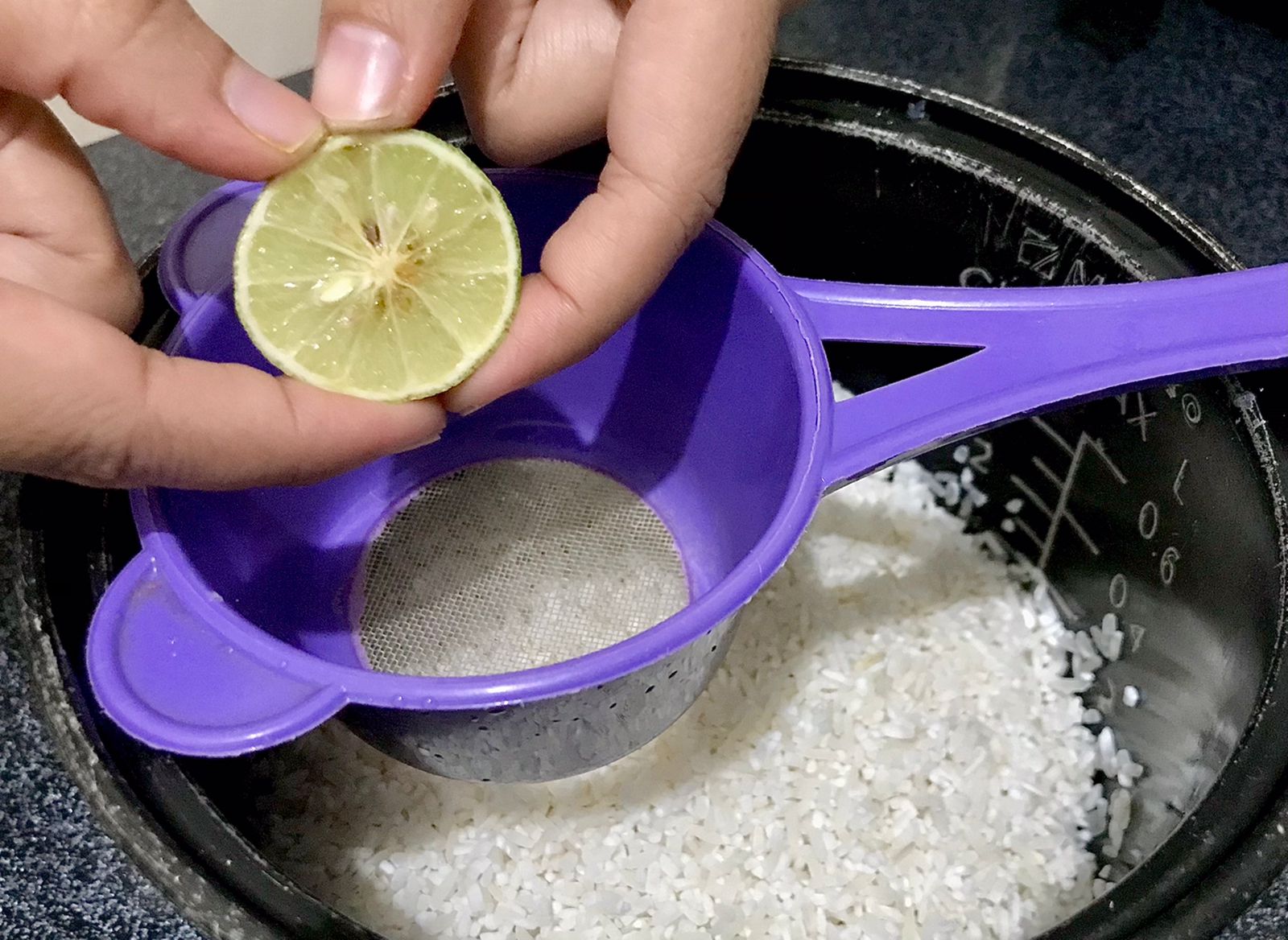 Perasan jeruk nipis dapat digunakan saat memasak nasi agar tidak bau apek. (Foto: Thomas/KP)