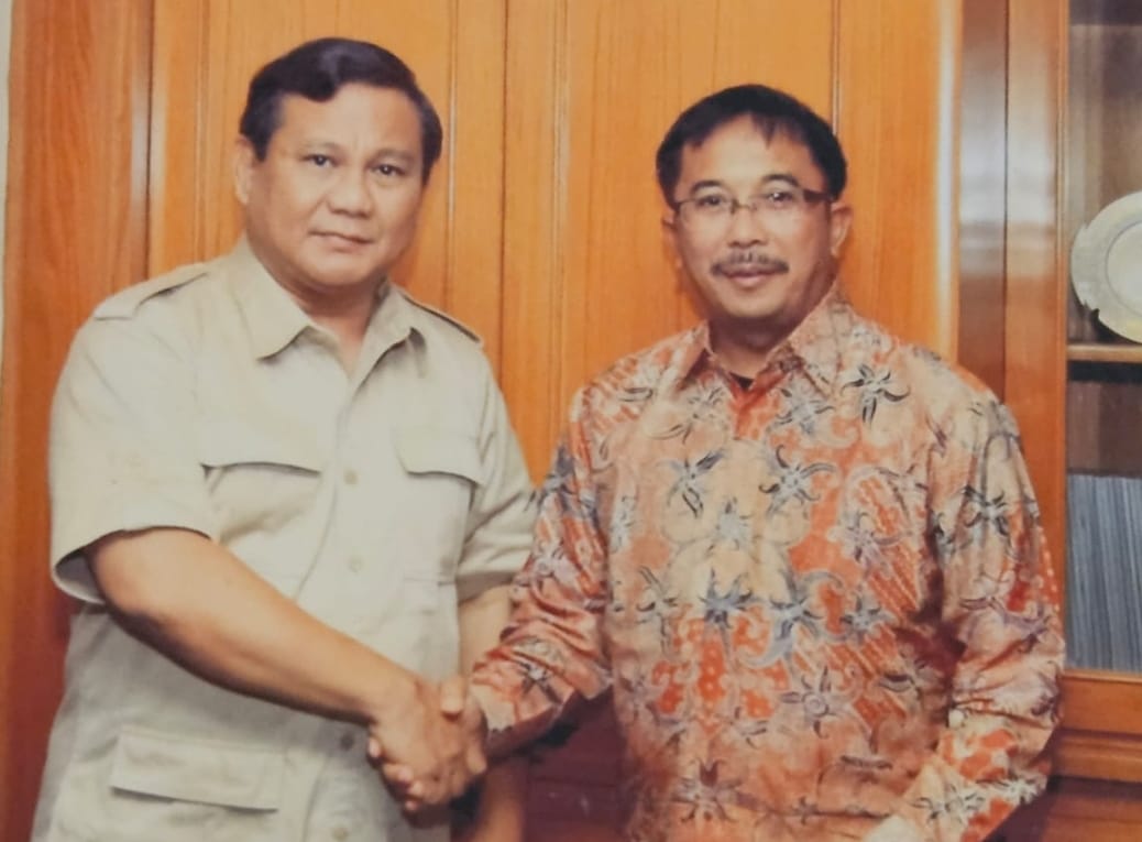Penulis saat bersama Prabowo Subianto.(ist)