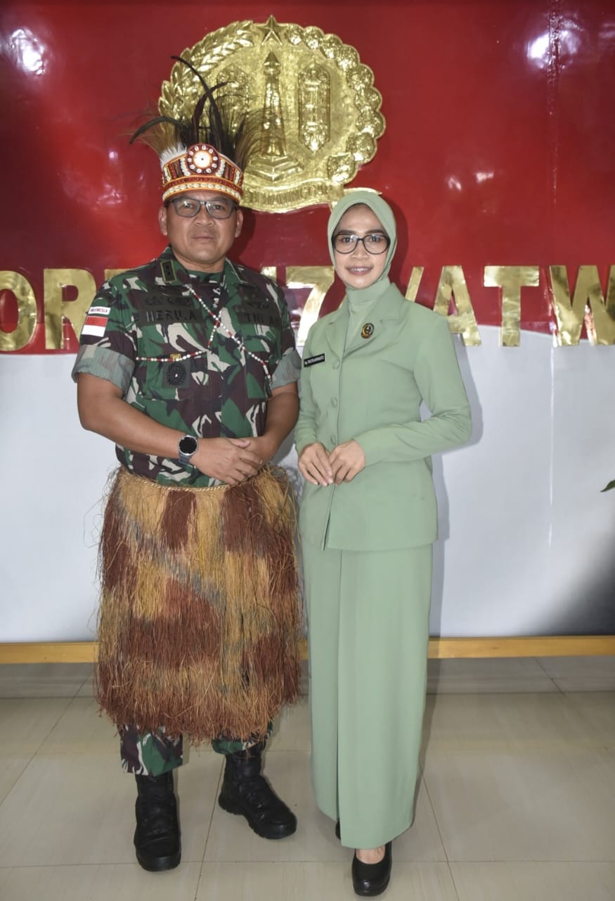 BERTUGAS: Letkol Czi Heru Aprianto bersama istri. Mantan Waka Jasdam VI/Mulawarman tersebut kini dirinya bertugas sebagai Kasiter Korem 174 / ATW (Merauke) Kodam XVII/Cenderawasih.