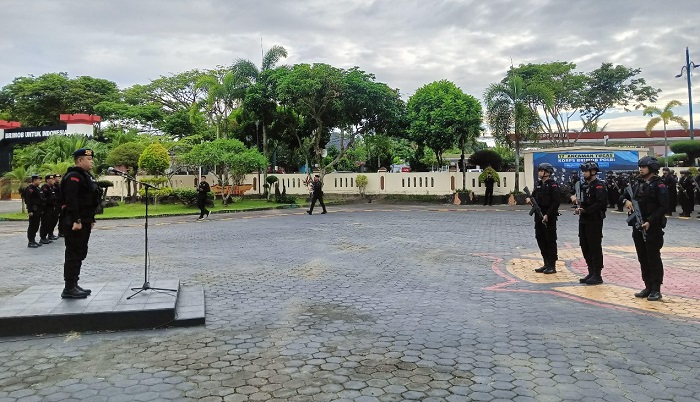 SIAGA SATU: Personel Satuan Brimob Polda Kaltim apel siaga satu dalam pelantikan presiden dan wakil presiden.