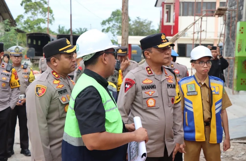 PEMBANGUNAN: Kapolda Kaltim Irjen Pol Nanang Avianto mengecek pembangunan fasilitas di Polres PPU. (foto:ist)