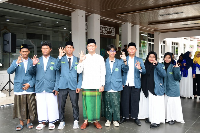 SAHABAT SANTRI: Ketua DPRD Hendra Wahyudi menghadiri apel Hari Santri Nasional (HSN) tahun 2024 di halaman Kantor Bupati Paser, Selasa (22/10/2024).&nbsp;