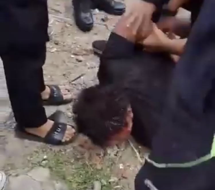 Terduga pengemudi mobil tabrak lari dihajar massa.