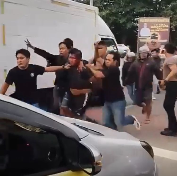 TEWAS: Pelaku penabrak bocah 4 tahun di Balikpapan saat diamankan petugas dan warga. (FOTO: IST)