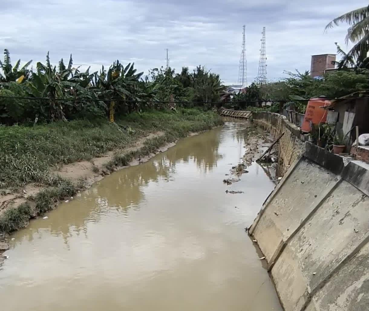 SEGERA DITANGANI: PUPRK telah berkoordinasi dengan pengerja proyek turap di belakang Bank Dhanarta untuk melakukan perbaikan segera. (FOTO: ADIEL KUNDHARA/KP)