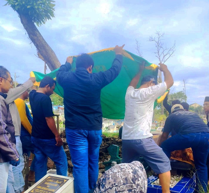 Proses memakamkan korban tabrak lari yang terjadi di kawasan BDS, Balikpapan Selatan.