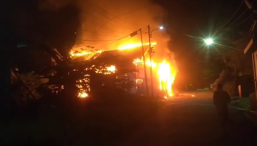 BERKOBAR. Rumah yang dijadikan pengelolaan kerupuk terbakar, tidak ada korban jiwa dalam peristiwa tersebut. (foto:ist)