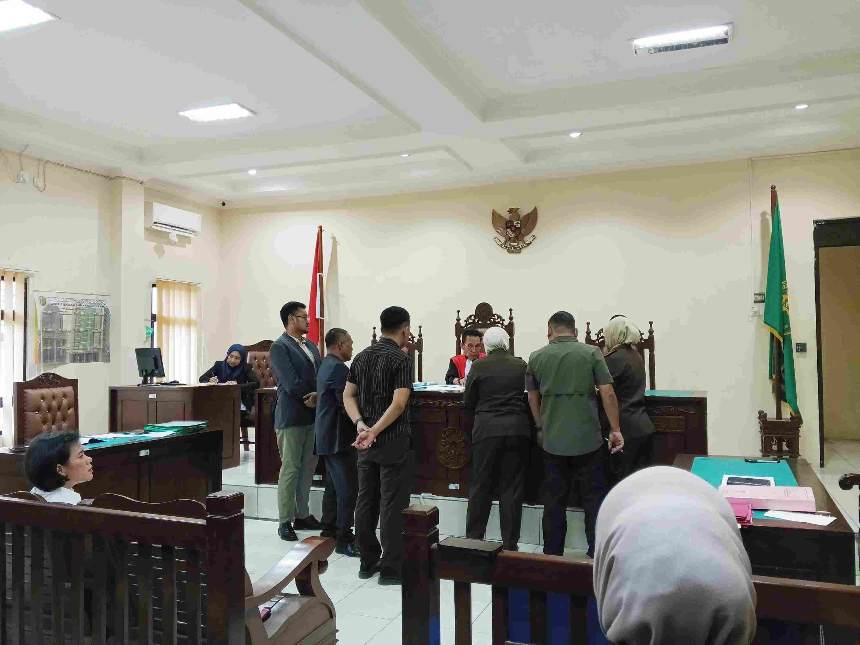 SAKSI: Dua saksi penyidik sampaikan keterangannya terkait kasus korupsi PT KKT diruang sidang PN Balikpapan. (Syahrul/KP)