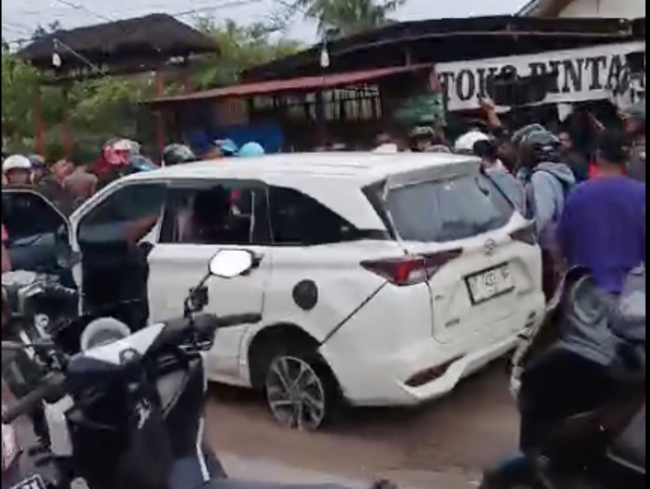 Mobil pelaku tabrak lari berhenti dan pelaku dikeroyok warga.