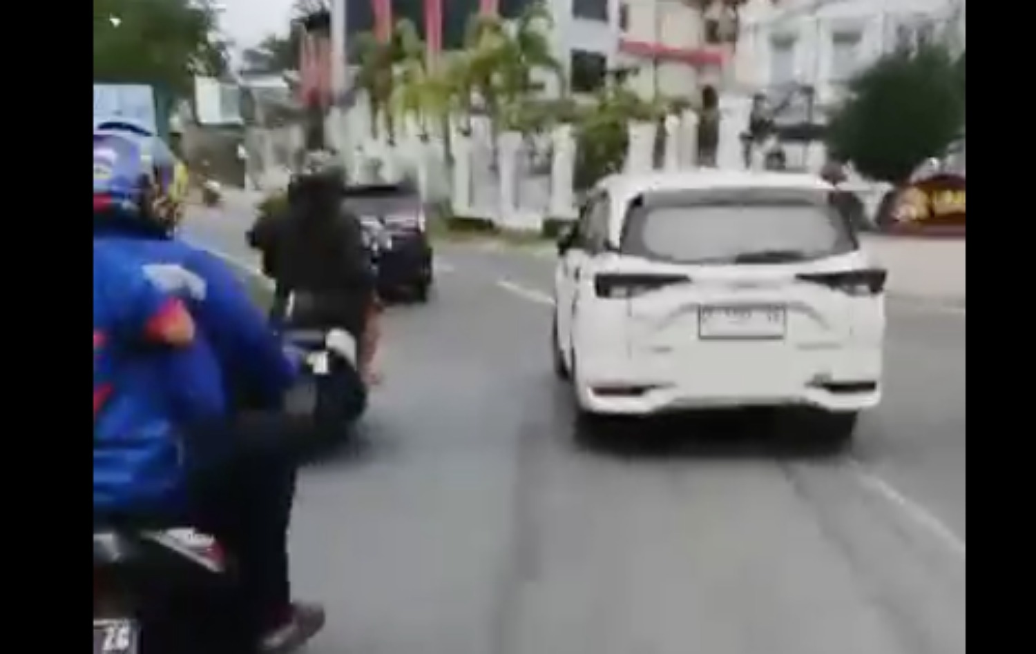 Mobil putih yang dikejar massa setelah tabrak lari. (tangkapan layar)