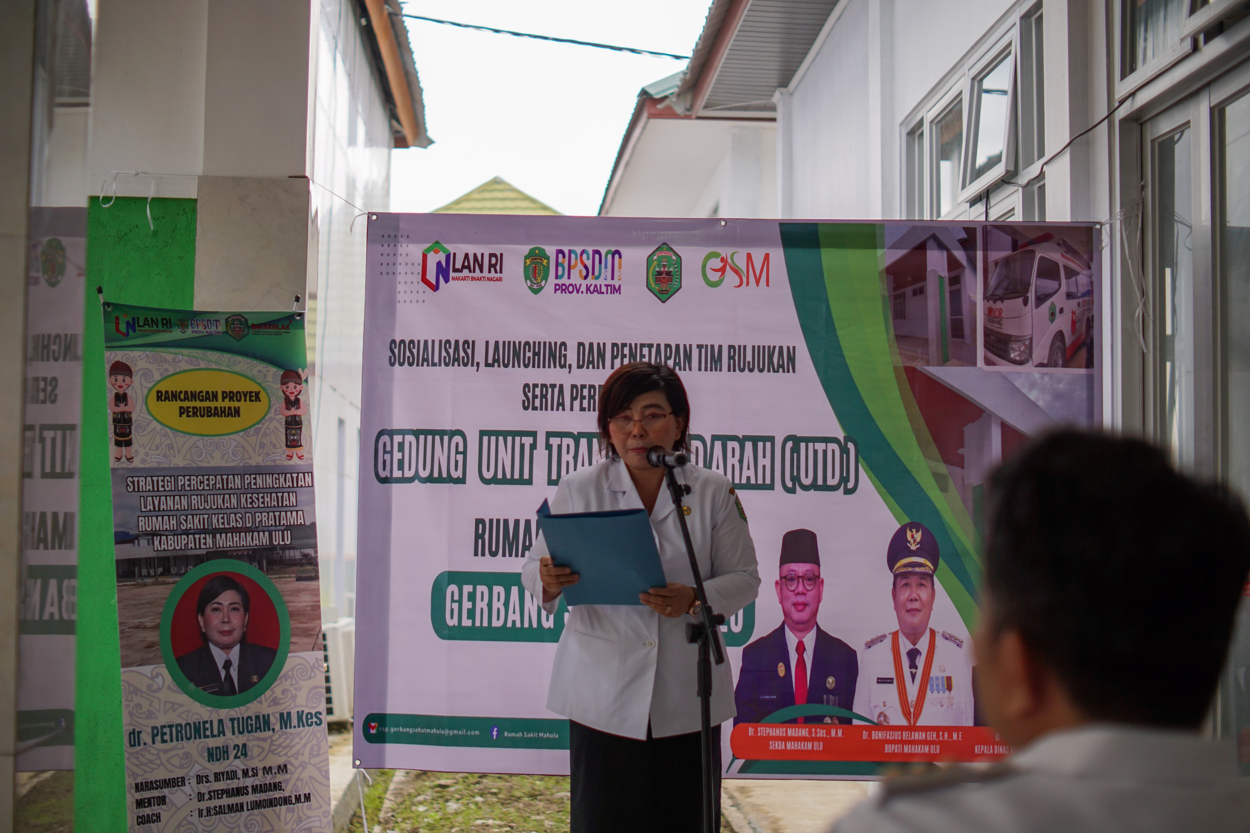 Kadis Kesehatan dr Petronela Tugan membacakan laporan pada peresmian UTD, Rabu (23/10). (Foto: Jody/KP)