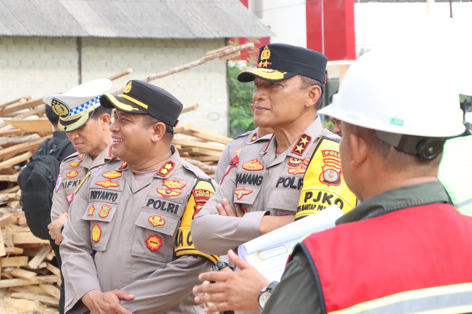TINJAU: Kapolda Kaltim, Nanang Avianto didampingi Kapolres PPU, Supriyanto saat meninjau pembangunan gedung serba guna, gudang barang bukti, dan Klinik Pratama Polres PPU, kemarin. (HUMAS POLRES PPU)