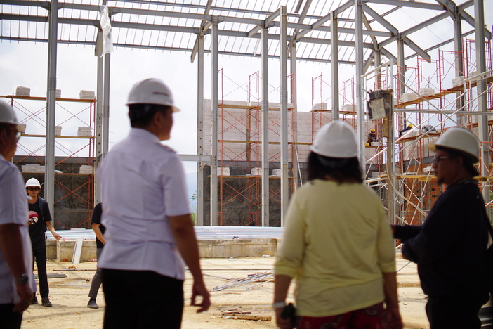 AWASI: Bupati Mahulu Bonifasius Belawan Geh bersama kontraktor memerhatikan progres pembangunan Gereja Katolik Stasi Santo Bonifasius, Rabu (23/10).
