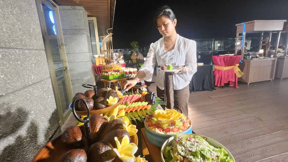 MENIKMATI: Kala sedang berlibur dan datang ke Bali, coba untuk menginap di Platinum Hotel Jimbaran Beach Bali sekaligus menikmati hidangan BBQ Party di The Infinity Sunset Bar.