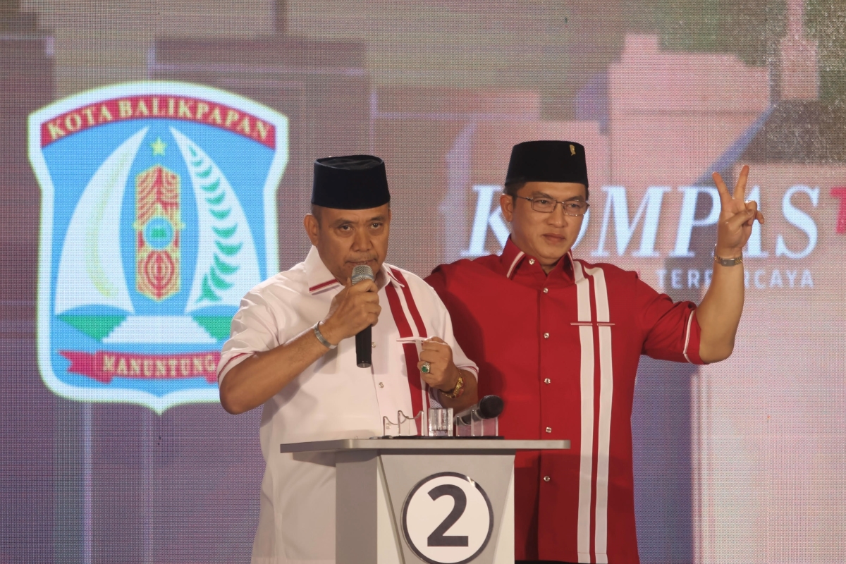 Pasangan calon Rendi Susiswo Ismail-Eddy Sunardi Darmawan dalam Debat Publik Pertama Pilkada Balikpapan, Rabu (23/20/2024).