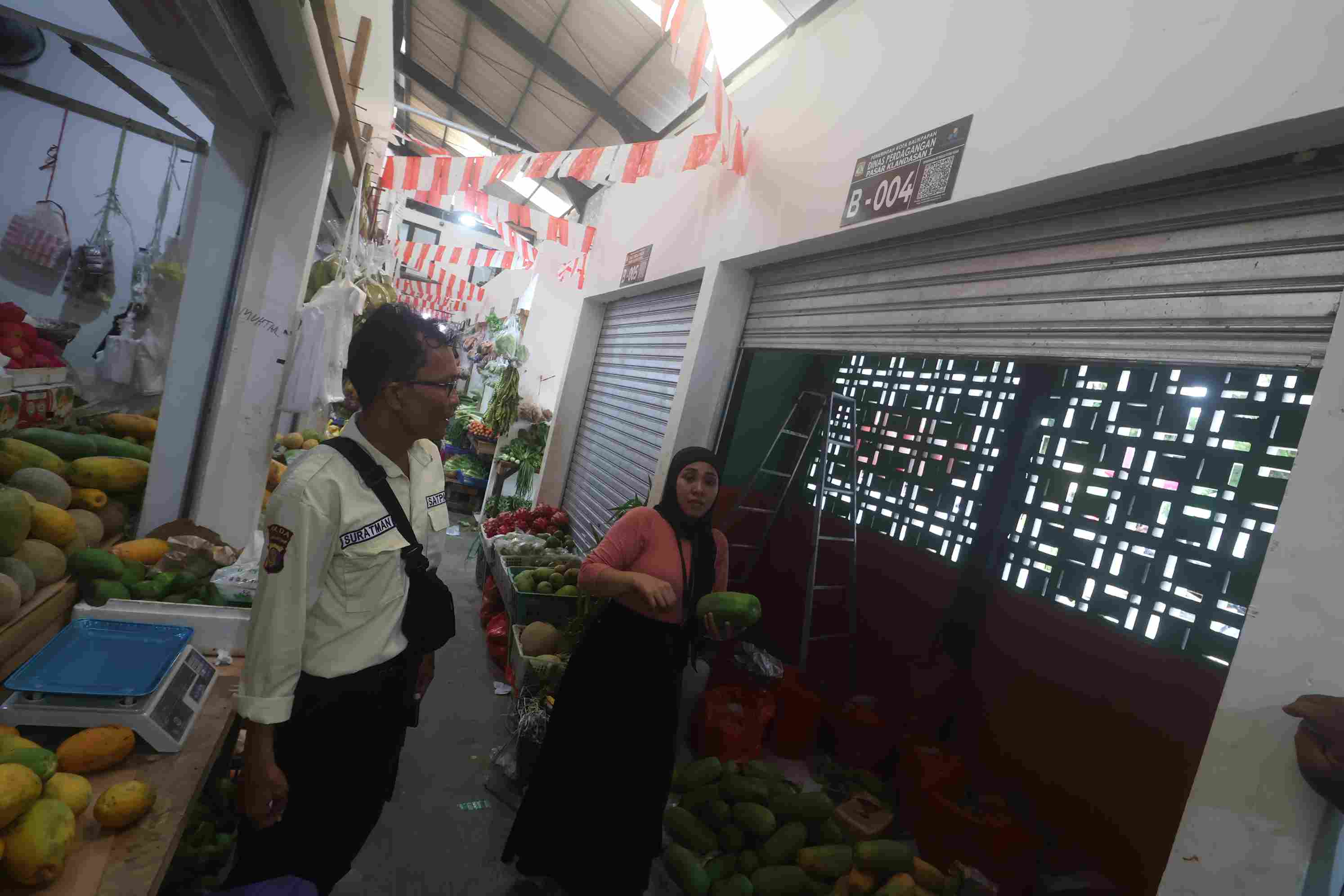 Toko penyeimbang di Pasar Klandasan. (Foto: Anggi/KP)