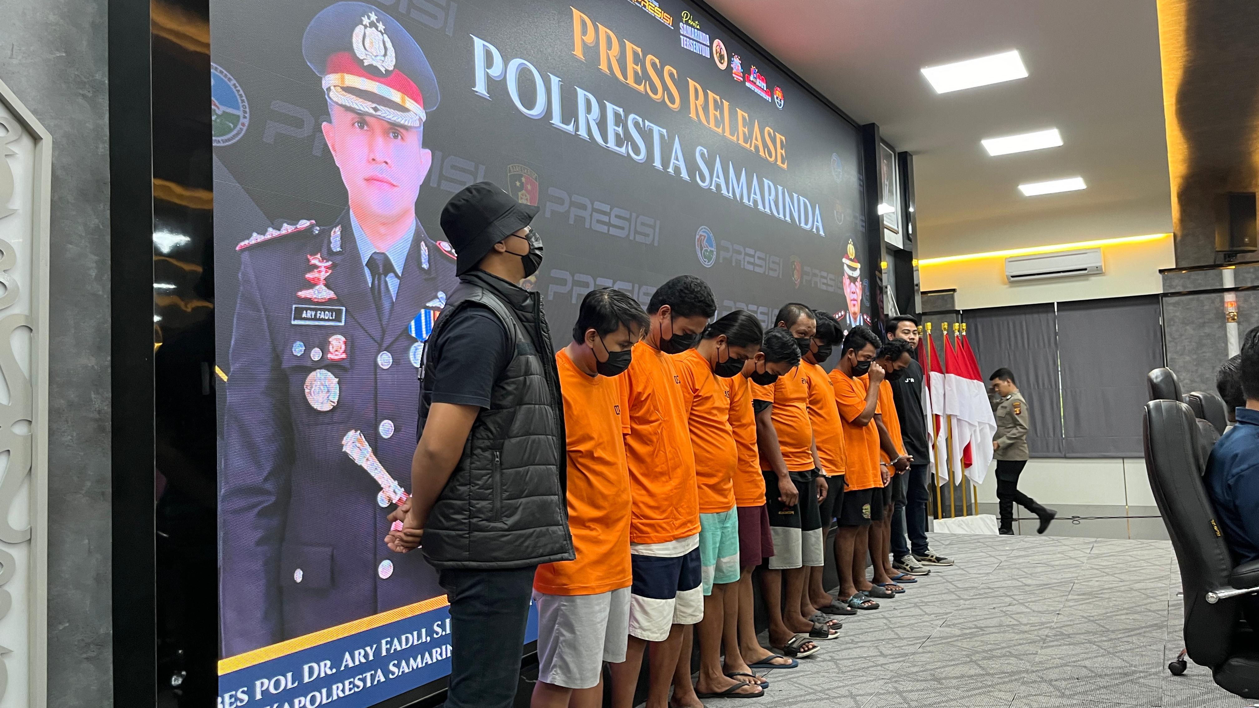 TERSANGKA: Polresta Samarinda menyelenggarakan release berkaitan pengeroyokan yang terjadi di Kecamatan Samarinda Seberang, Kamis 17 Oktober lalu. (FOTO/RESTU)