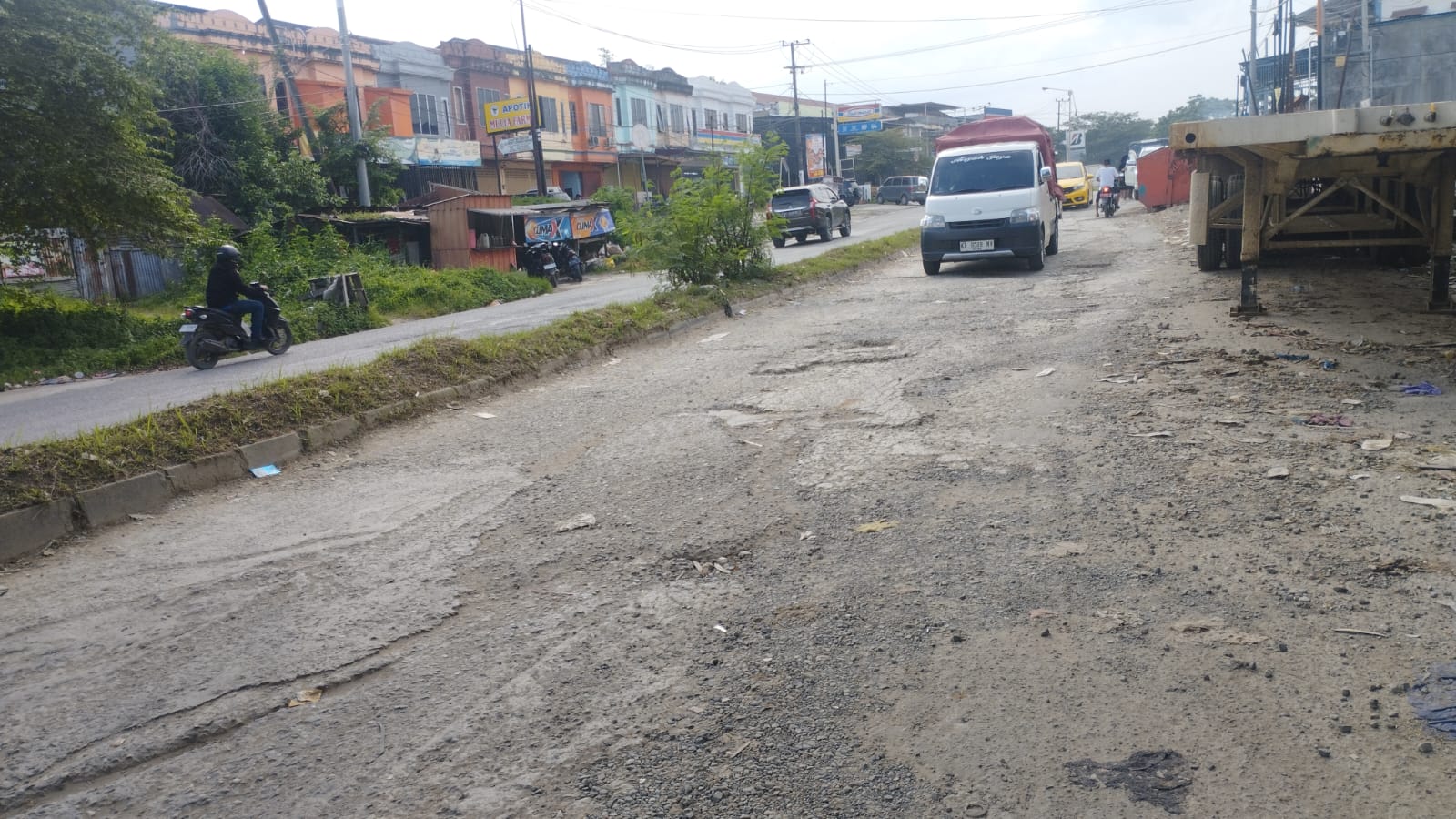 KIAN PARAH: Kondisi Jalan Ir Sutami Kecamatan Sungai Kunjang kian rusak parah dan membahayakan pengendara yang melintas. (FOTO: DENNY SAPUTRA/KP)