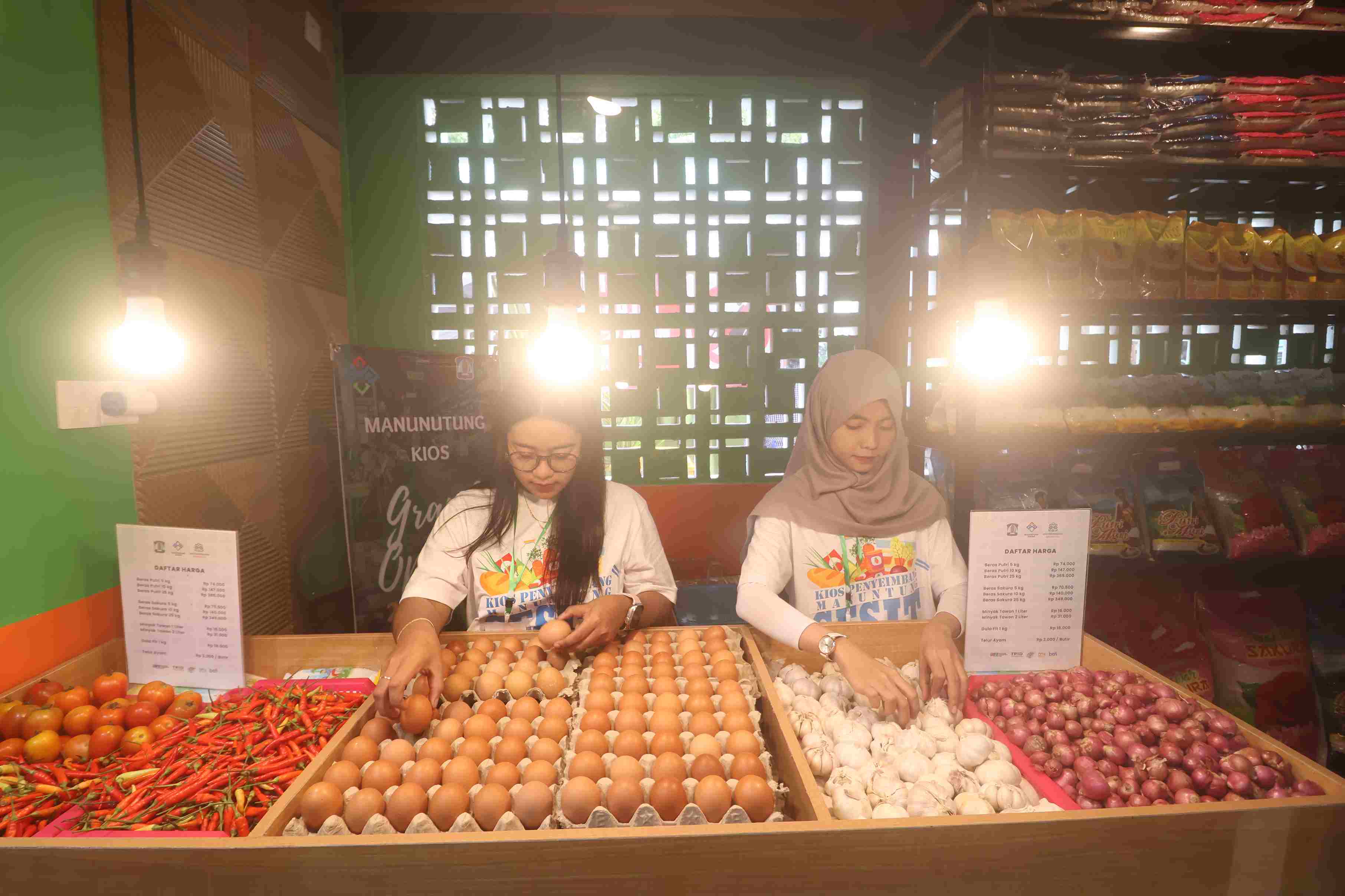Kios penyeimbang menjual bahan pokok penting. (Foto: Anggi/KP)