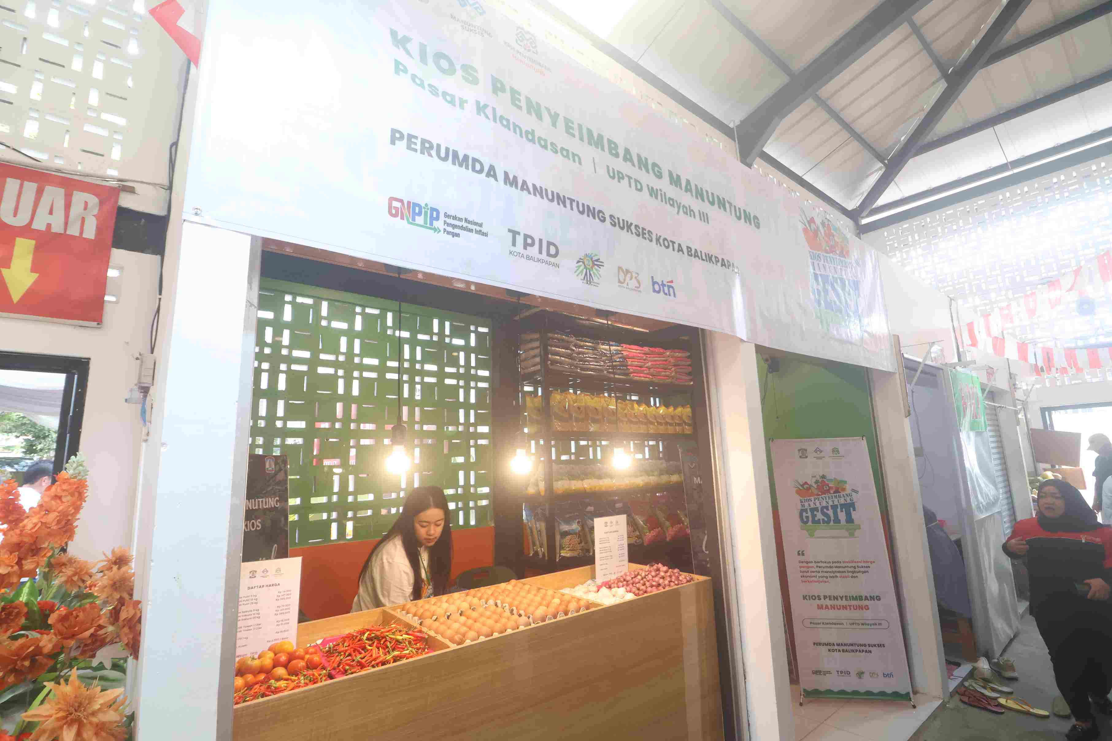 Kios penyeimbang di Pasar Klandasan hadir sebagai intervensi pemerintah menjaga kestabilan harga. (Foto: Anggi/KP)