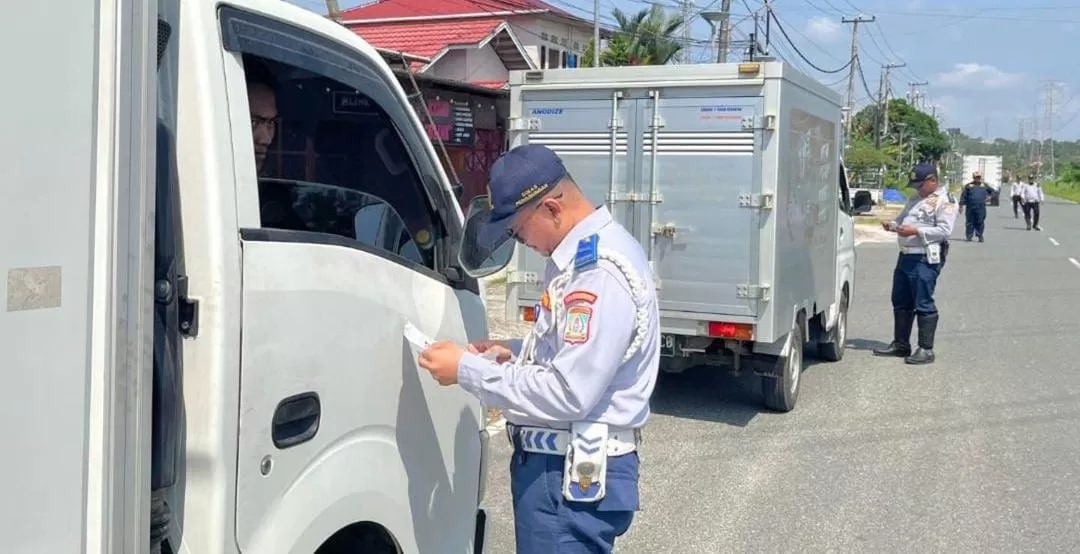 Petugas Dishub saat menggelar razia di Balikpapan.