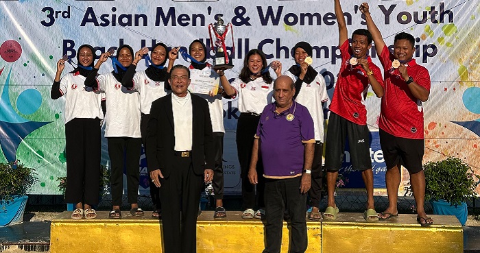 MOTIVASI: Timnas bola tangan sektor putri meraih medali perunggu pada 3rd Men-Women Youth Beach Handball Championship di Bangkok.