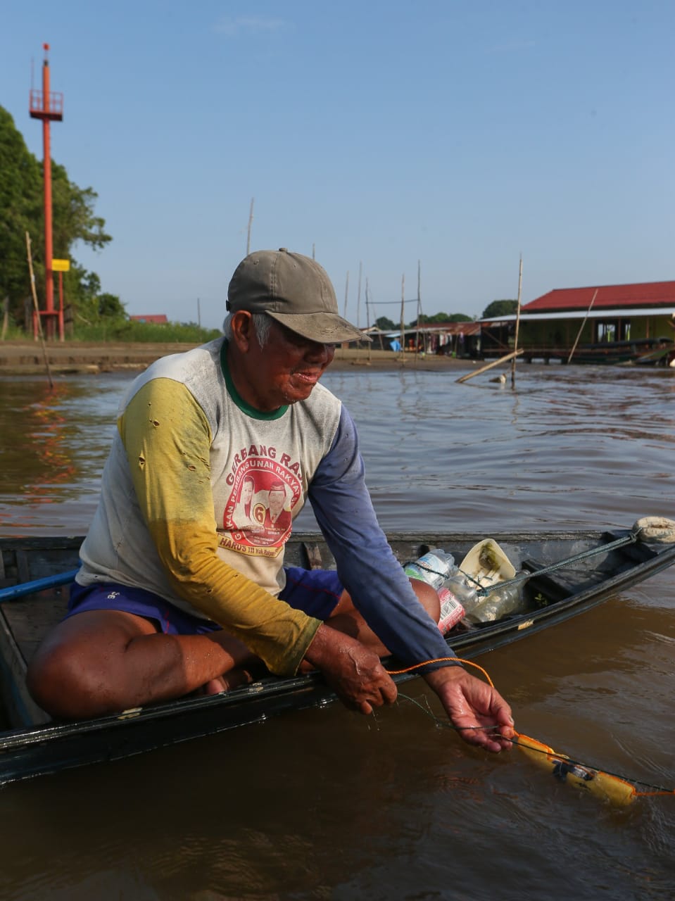 SELAMATKAN PESUT: Nelayan mengaitkan pinger akustik di jaring. Perangkat elektronik kecil inovasi ini mengeluarkan suara pulse (ultrasonic) agar pesut tidak mendekat ke jaring nelayan.