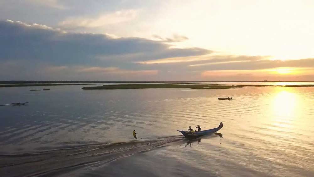 MEMESONA: Rembang petang jelang surya tenggelam di Danau Semayang. Satu dari tiga danau destinasi alam di Desa Pela.