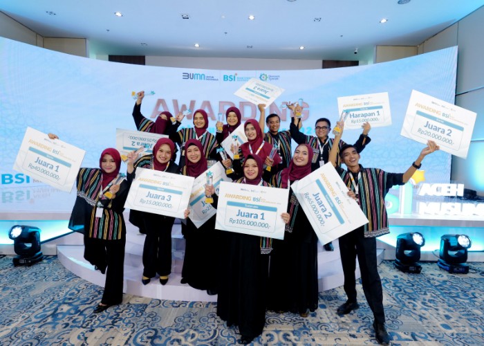 Raut kebahagiaan para pemenang BSI Aceh Muslimpreneur 2024 terlihat dari piala dan hadiah yang diberikan oleh BSI untuk pengembangan usaha kedepan.