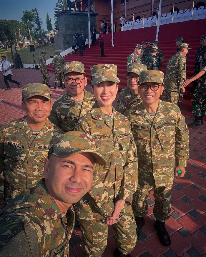 Menteri Pariwisata RI Widiyanti Putri Wardhana, berparas menawan di pelatihan militer, pesonanya mengingatkan pada artis Korea.
