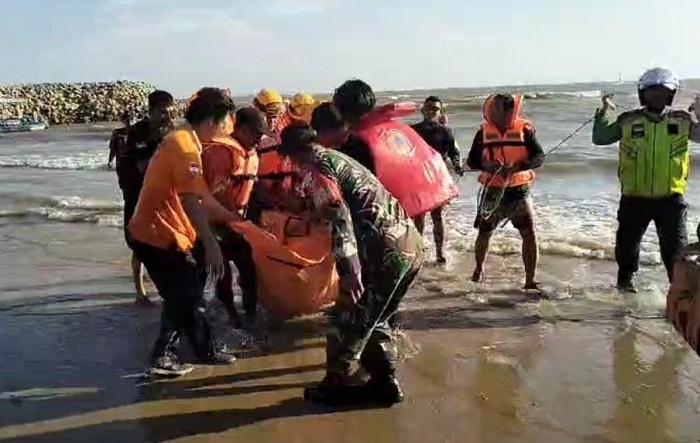 EVAKUASI: Tim SAR Gabungan Balikpapan melakukan pencarian terhadap korban dan menemukannya sekitar 500 meter dari lokasi tenggelam.