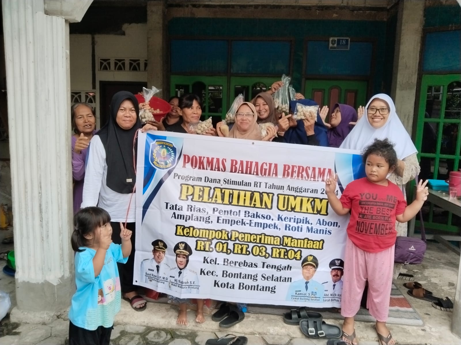 ILMU BARU: Warga RT 1 Berebas Tengah mendapatkan bekal cara pembuatan pentol bakso melalui program stimulan RT tahun ini.
