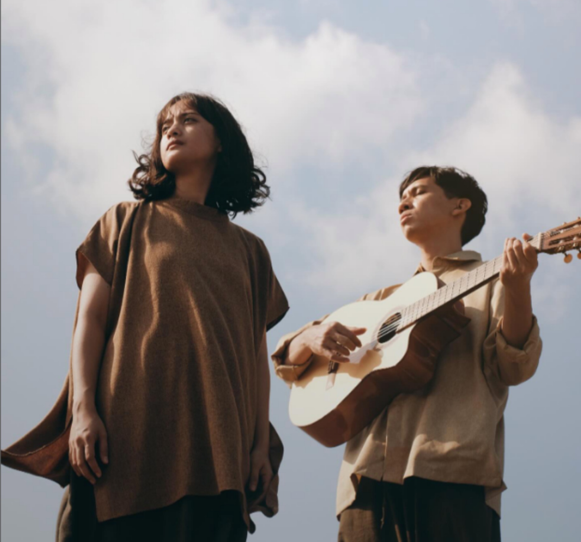 Banda Neira lahir kembali setelah vakum sewindu dengan vokalis baru. (Tangkapan Layar @_berjalanlebihjauh/Instagram)