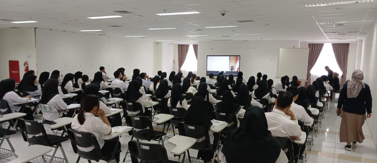 SERIUS: Peserta SKD CPNS di Graha Taman Praja Bontang Lestari pada hari perdana mendatangi lokasi ujian. (FOTO: ADIEL KUNDHARA/KP)