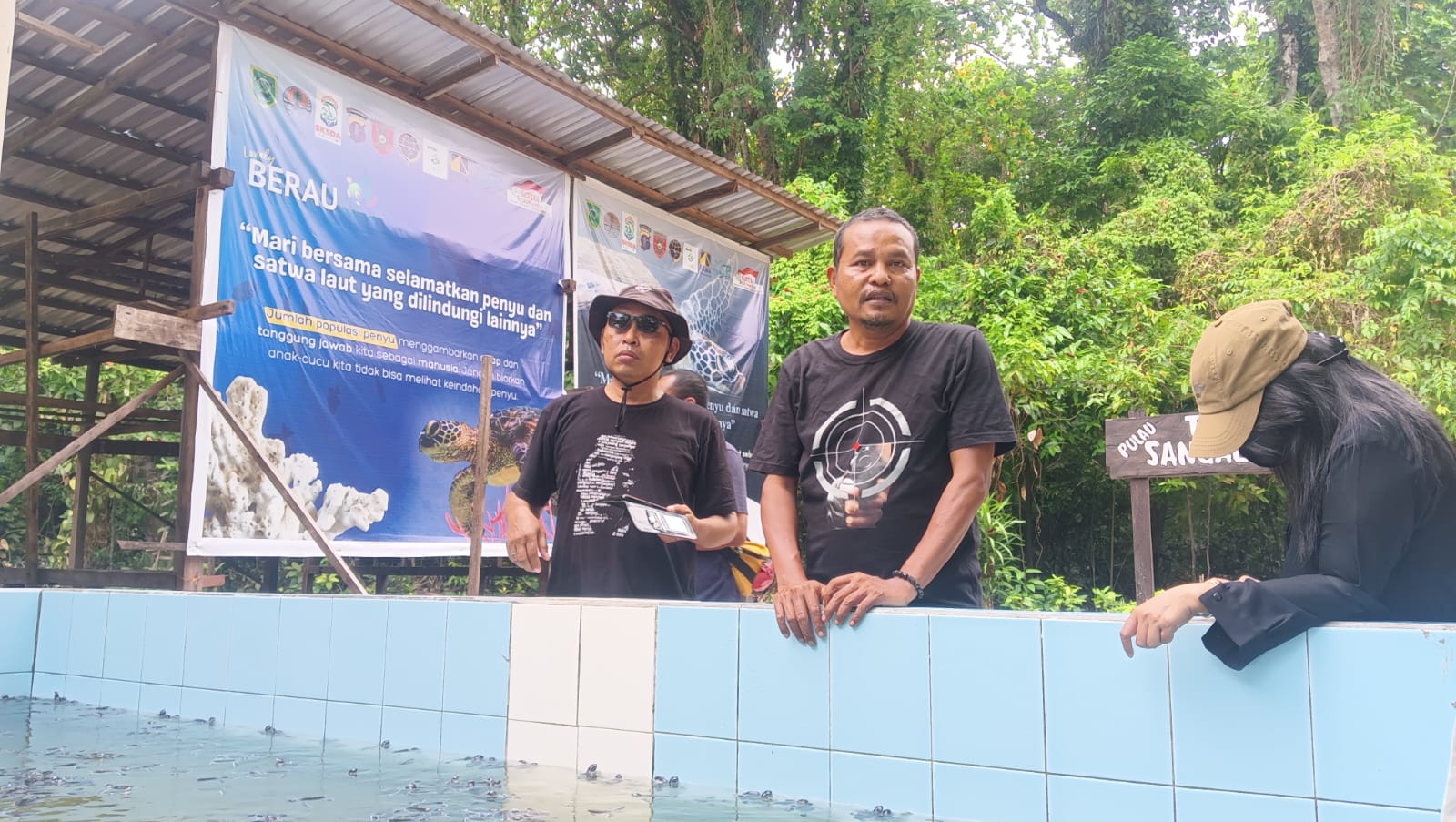Polisi Hutan BKSDA Kaltim Seksi Wilayah I Berau, Wilianto (tengah) saat diwawancarai awak media. (FOTO: BAYU)
