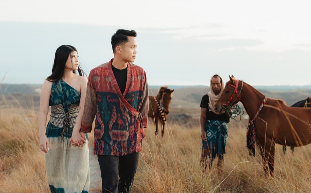 Mitzi dan Ginting dalam foto prewedding mereka. (Foto: Tangkapan Layar @sinisukaanthony)