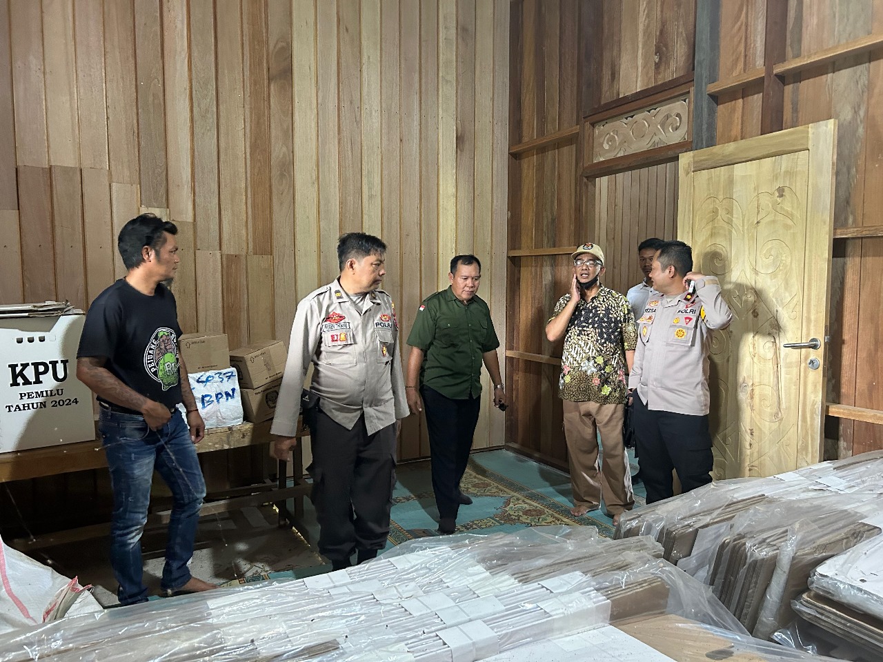 AMAN: Surat suara tiba di gudang logistik KPU Mahulu dengan pengawalan ketat personel Polres Mahulu.