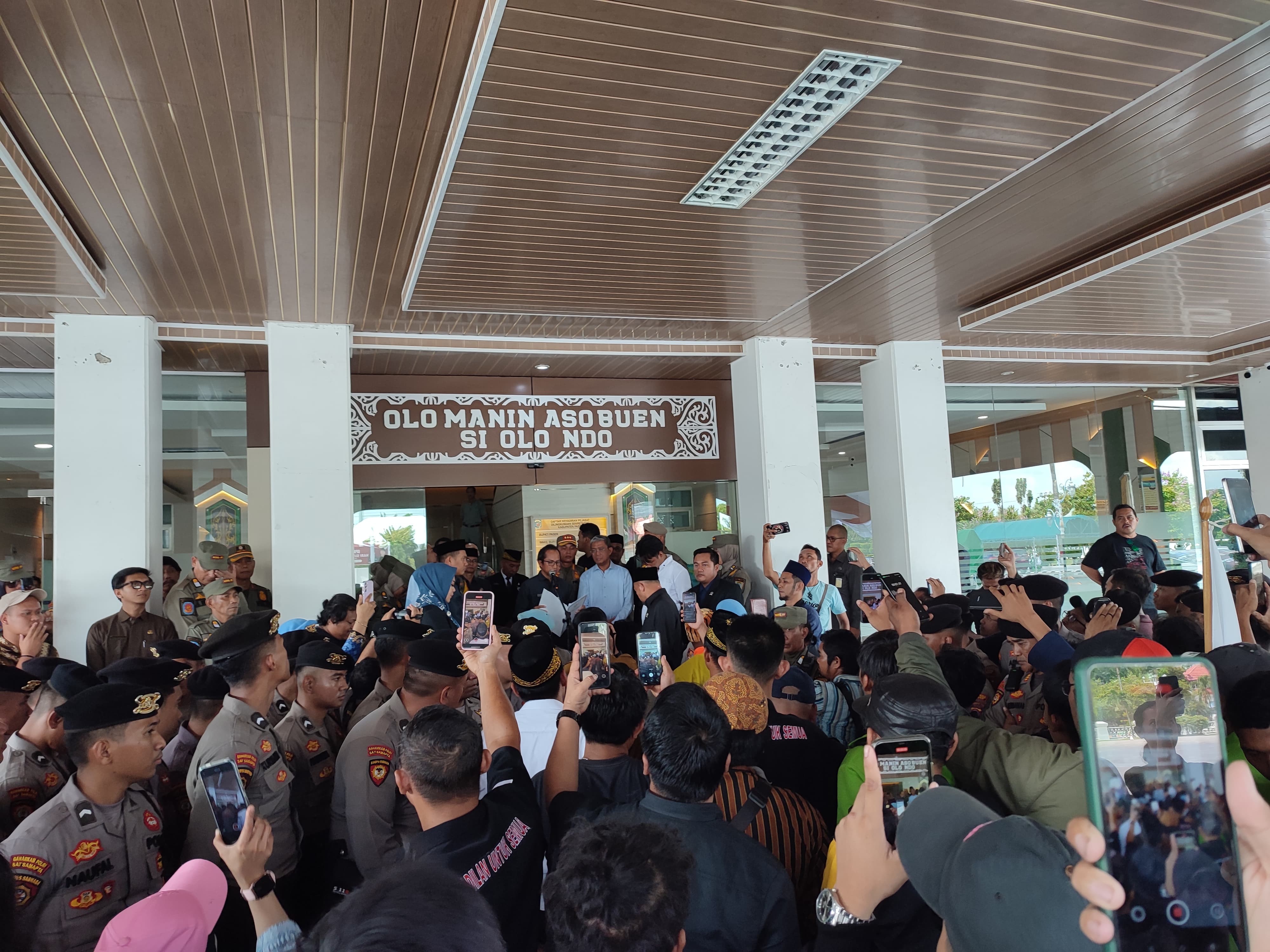 RESPONS: Unjuk rasa warga Kabupaten Paser menuntut aktivitas hauling batu bara di jalan umum dihentikan.