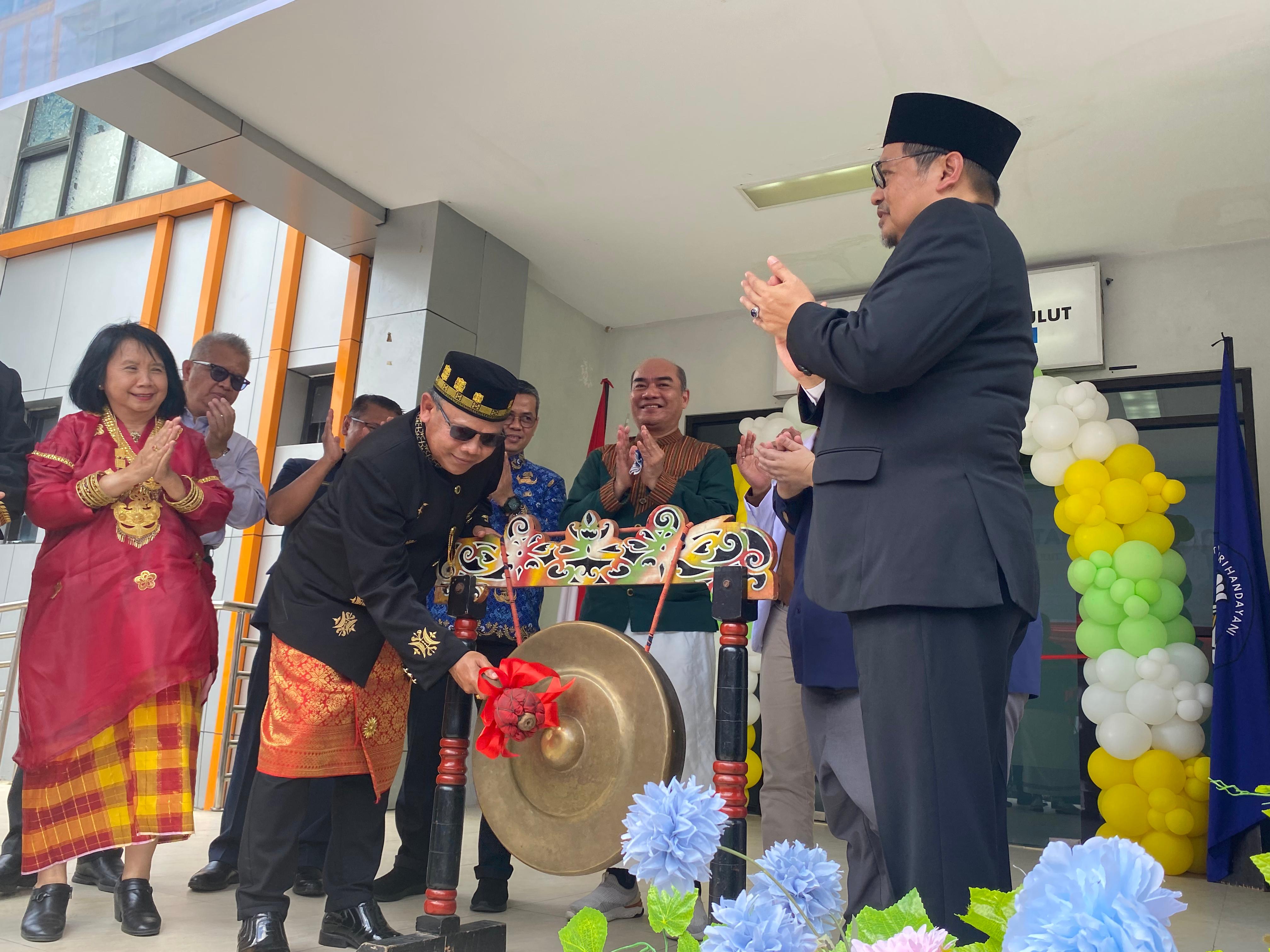 RESMIKAN: Rektor Universitas Mulawarman Abdunnur bersama para mitra meresmikan Rumah Sakit Gigi dan Mulut di Fakultas Kedokteran.