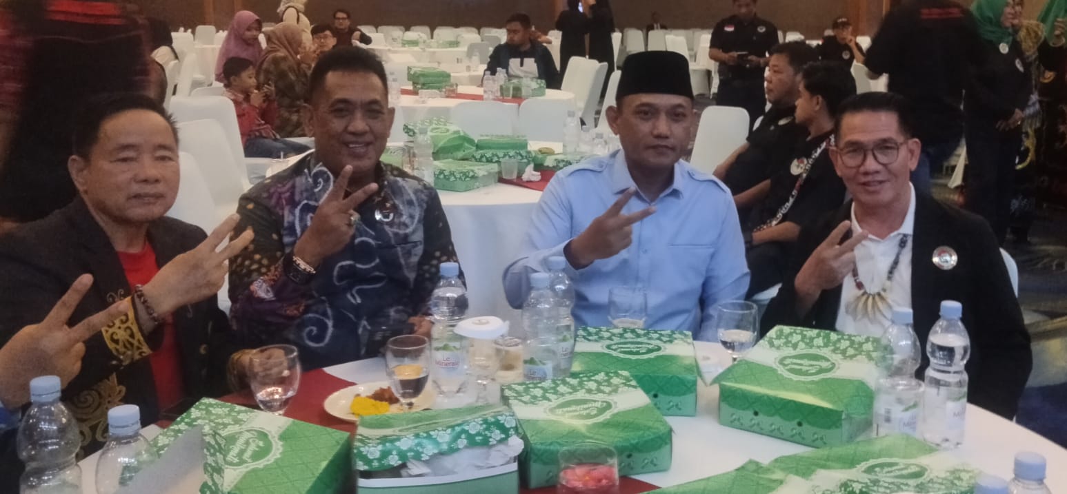 NYATAKAN: Abraham Ingan (paling kanan) menyatakan dukungan kepada pasangan Rudy Mas