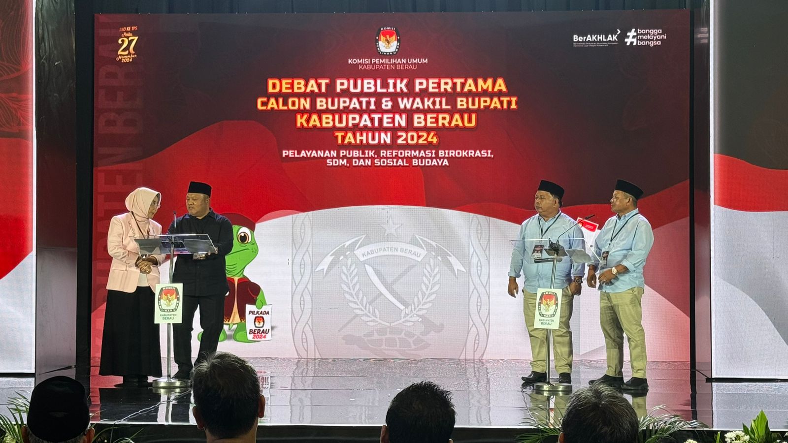 DEBAT: Kedua paslon Sri Juniarsih-Gamalis dan Madri Pani-Agus Wahyudi saat debat pertama, Sabtu (26/20/2024).