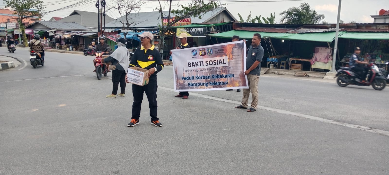 AKSI SOSIAL: Staf kelurahan Tanjung Laut Indah bersama FKPM melakukan penggalangan dana untuk korban bencana kebakaran di Selambai, Loktuan.